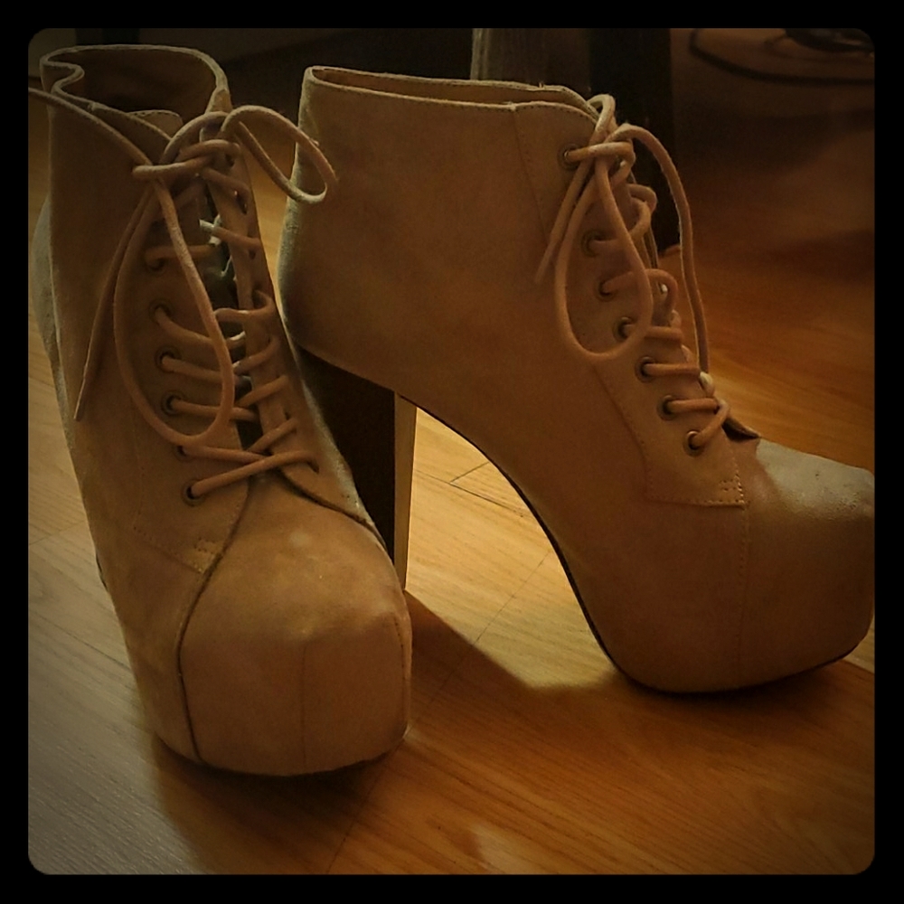Chunky ankle boots, great to elongate your legs